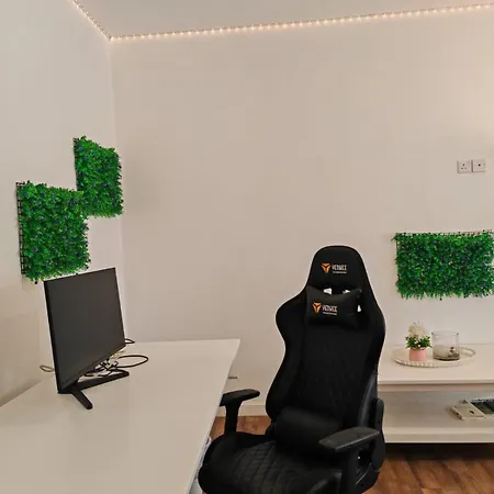 Work & Chill - Stylish Studio, Ergonomic Office Setup Апартаменти *